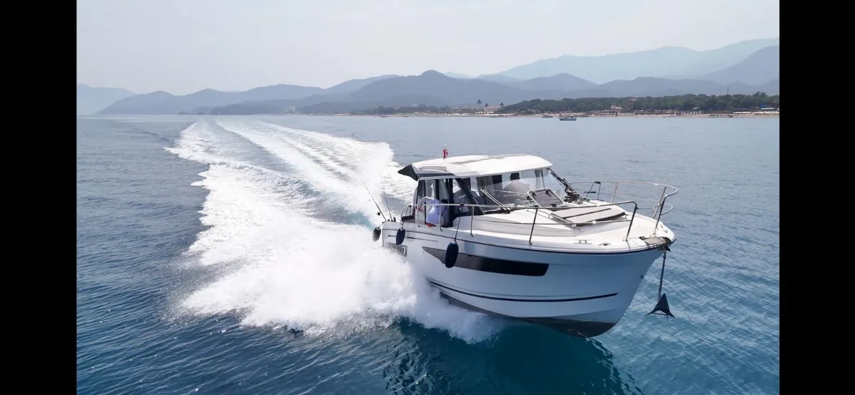 2023 Jeanneau Merry Fisher 895 – Twin Yamaha 200HP – Only 110 Hours –